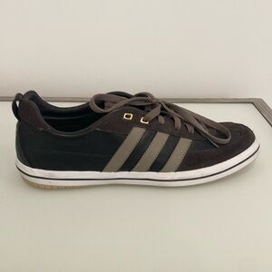 Adidas low top sneaker